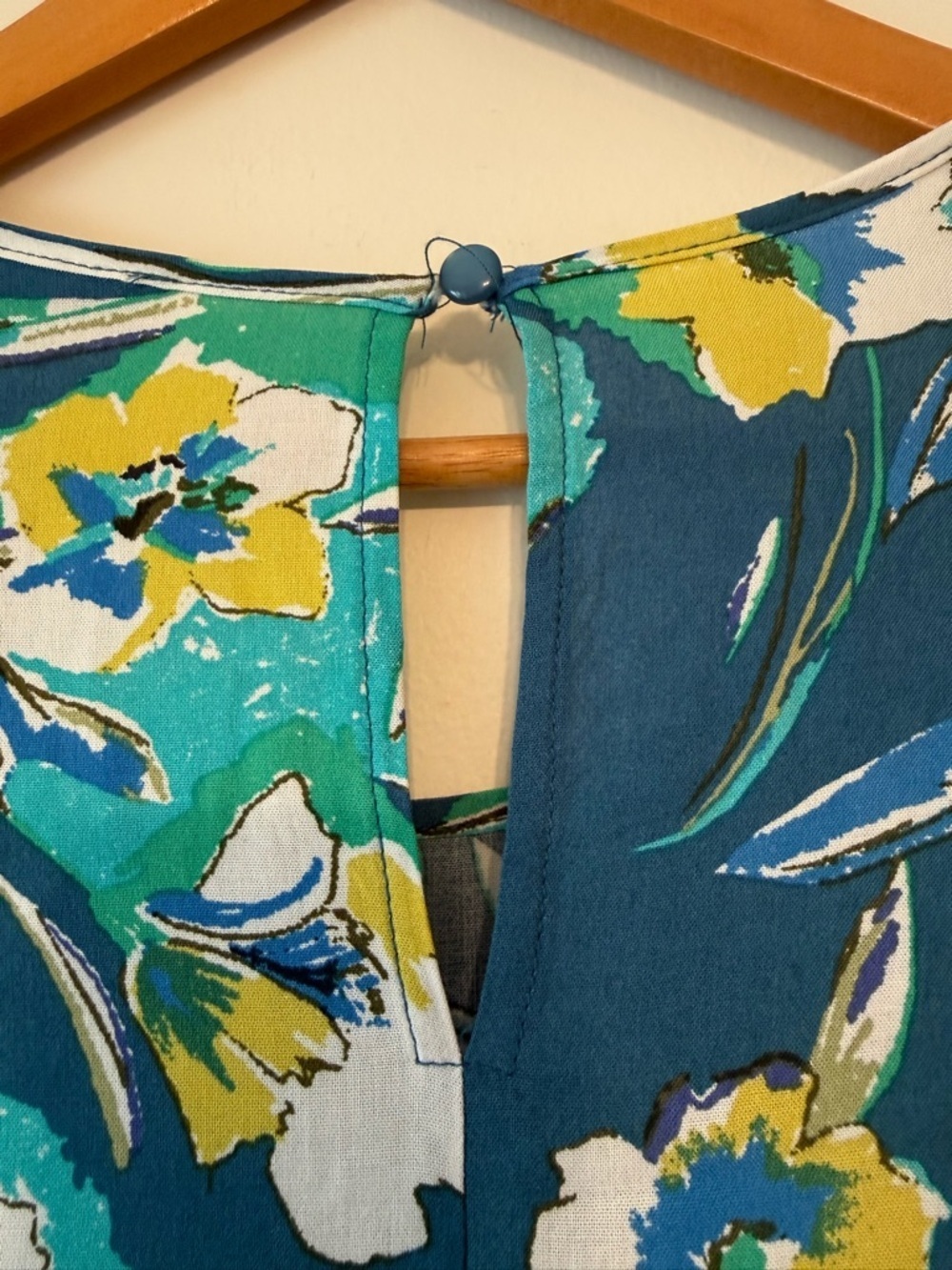 AVA CHRISTINE Floral Scoop Neck Blouse in Teal and Turquoise - Picture 3 of 6